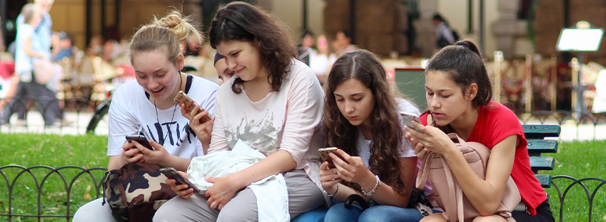 foto de quatro adolescentes sentadas e mexendo em seus celulares como imagem de apoio ao texto sobre Instagram é multado