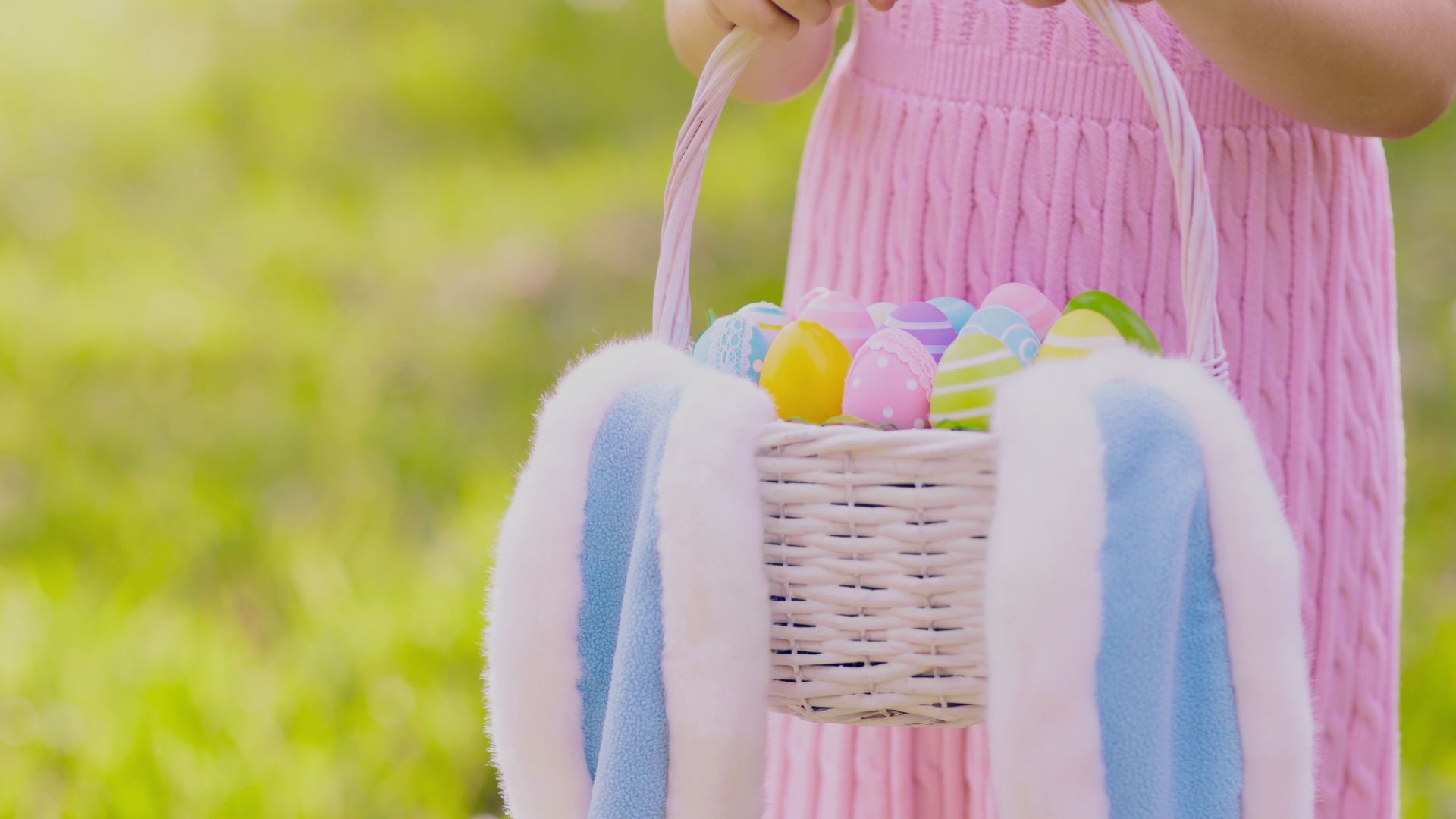 Imagem de uma criança segurando uma cesta com ovos de páscoa. A foto ilustra a matéria "Instituto Alana denuncia Cacau Show por publicidade infantil".